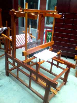傳承與啟迪 學(xué)生體驗(yàn)館中的編織機(jī)、織布機(jī)與老農(nóng)具展品